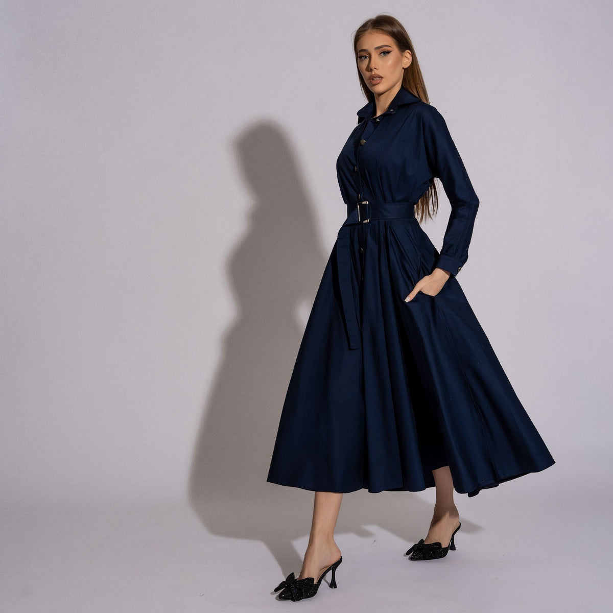 Rochie-cămașă albastră cu tiv asimetric și mâneci lungi