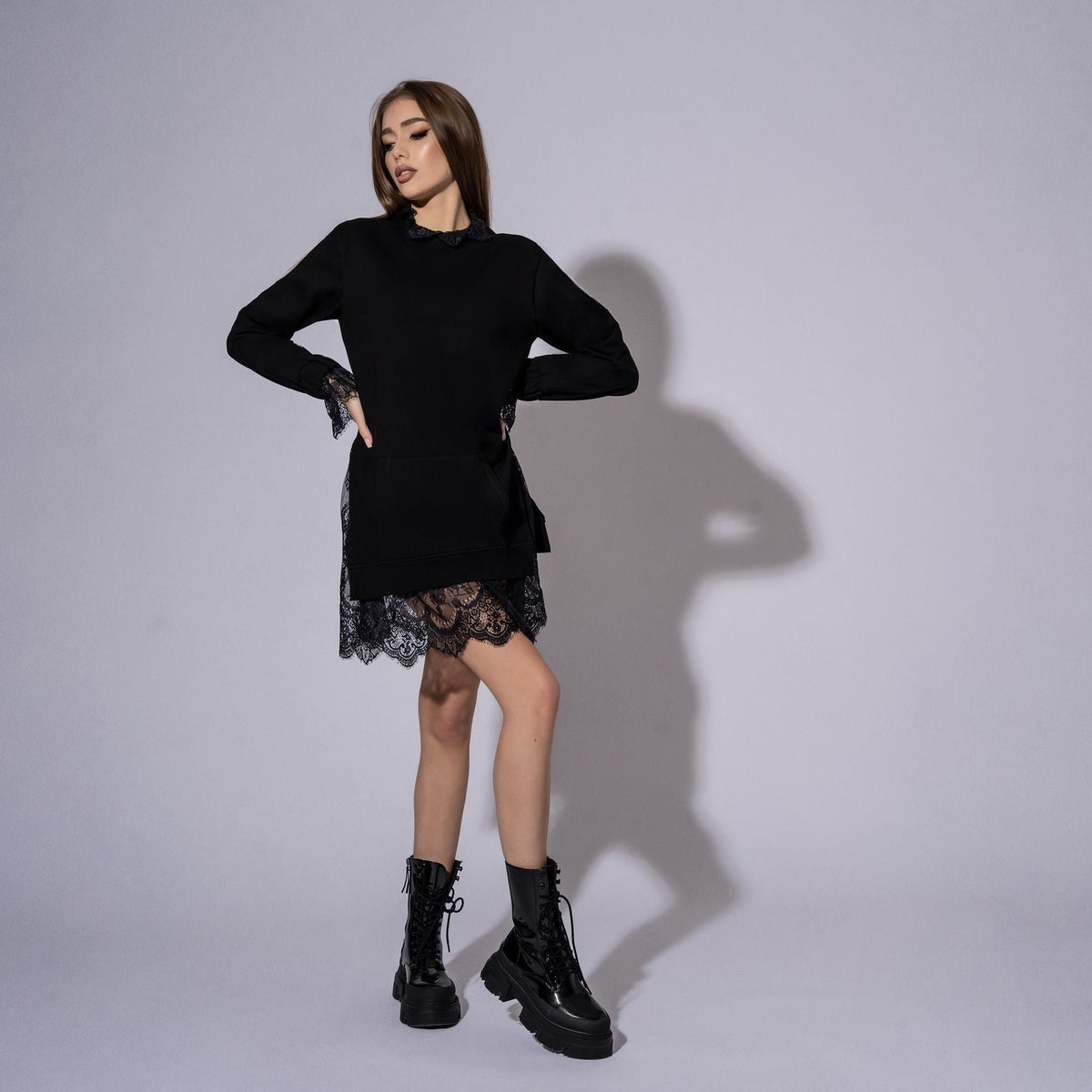 Rochie hanorac oversized din bumbac negru cu dantela la fusta si guler
