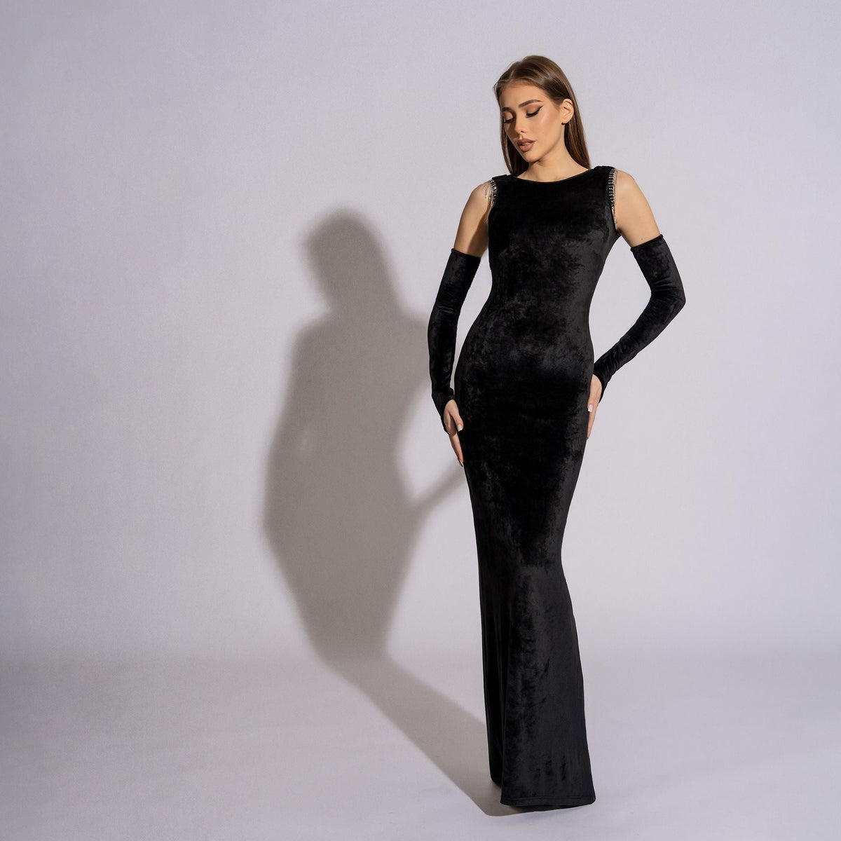 Rochie lungă neagră Carolina D din catifea cu mănuși asortate