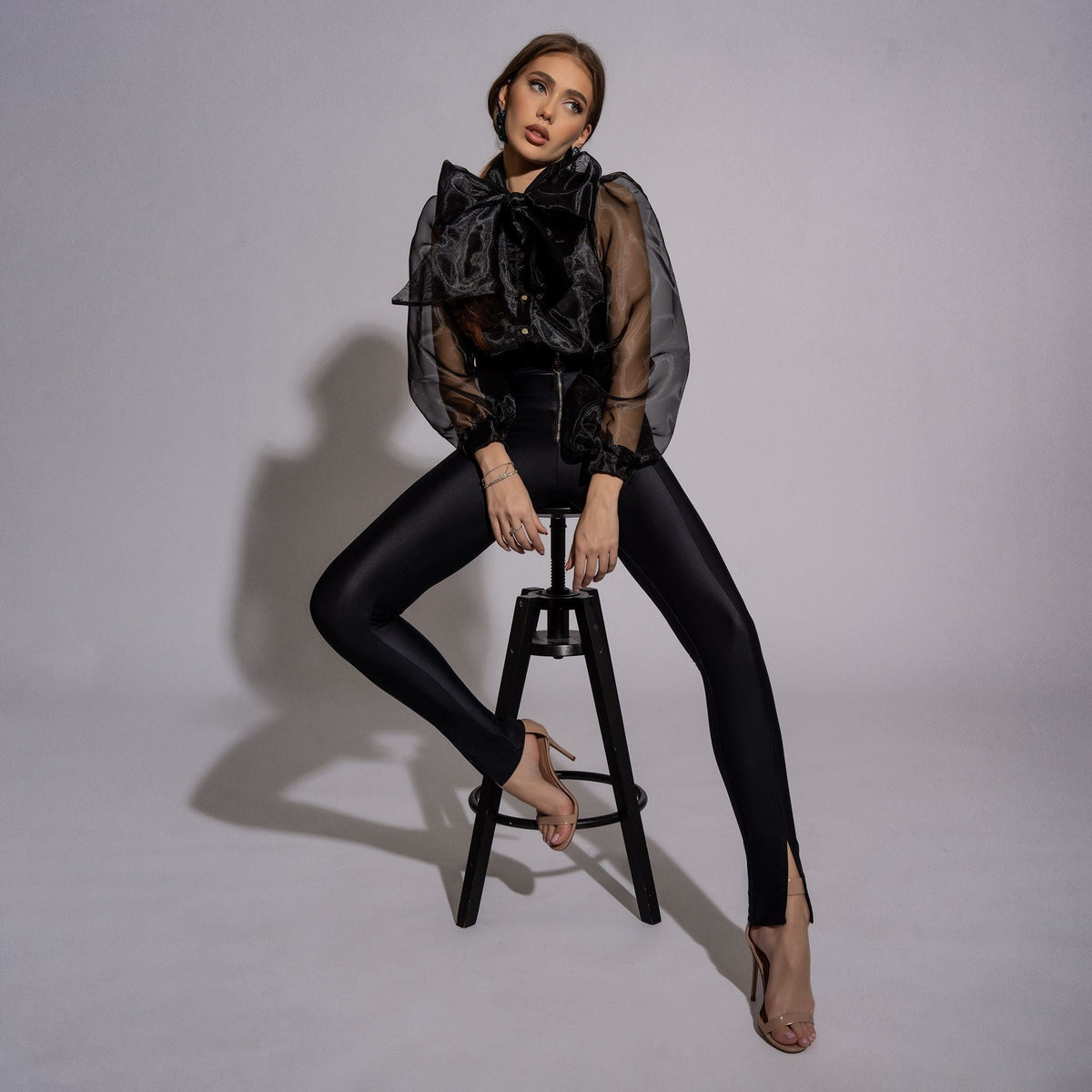 Cămașă damă neagră din organza cu manșete elastice 