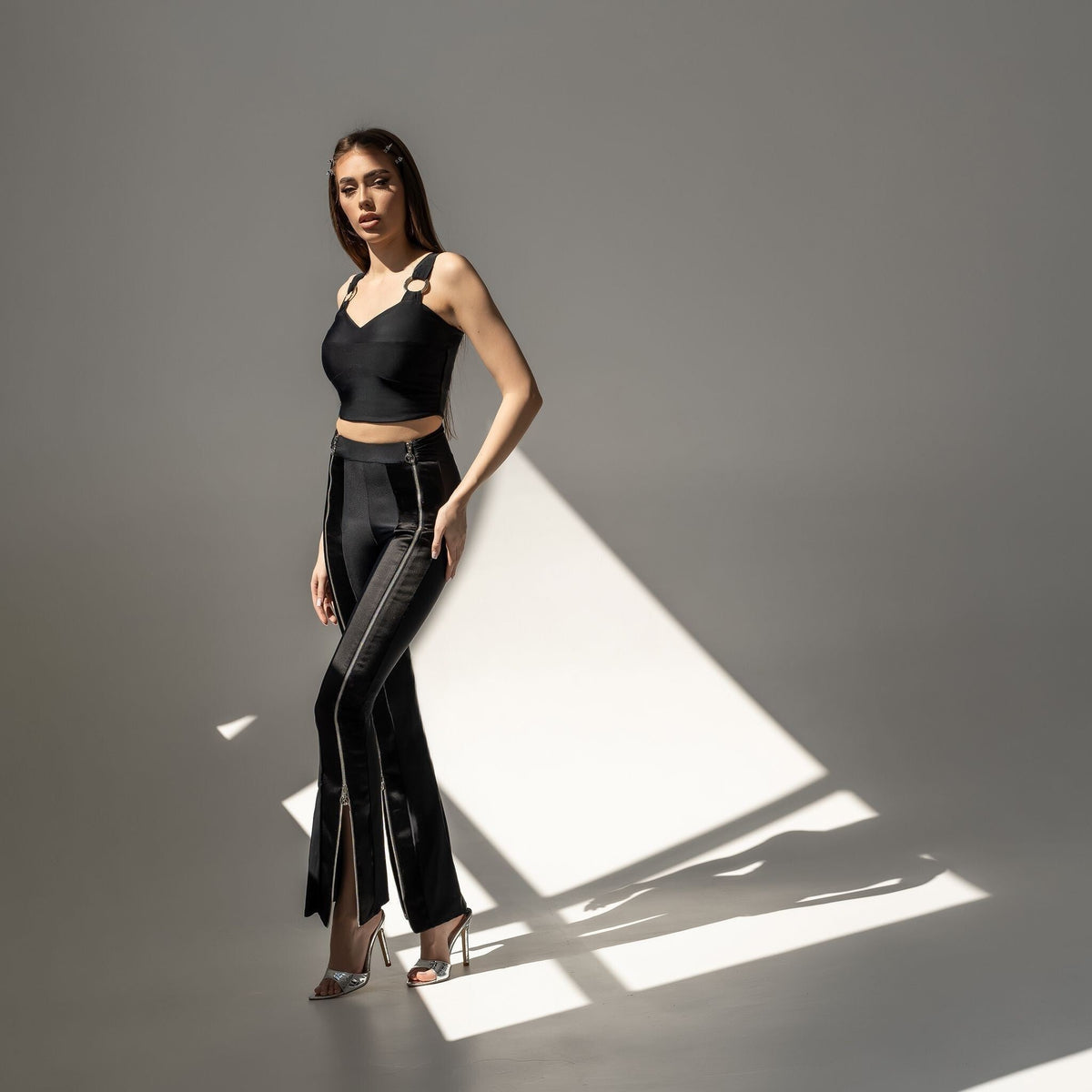 Top dama negru din lycra purtat cu pantaloni cu talie inalta 