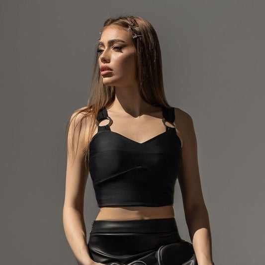 Top dama negru din lycra cu cupe si inele metalice