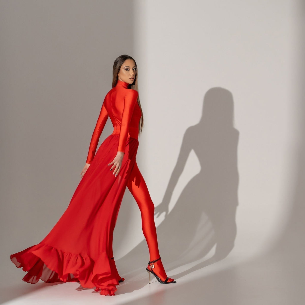 Salopetă Carolina D cu guler tunică și trenă elegantă din voal