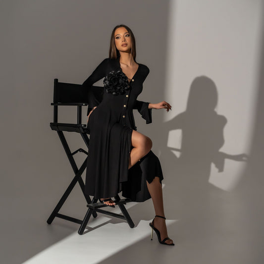 Rochie midi neagră Carolina D din jersey cu nasturi și fustă cloș