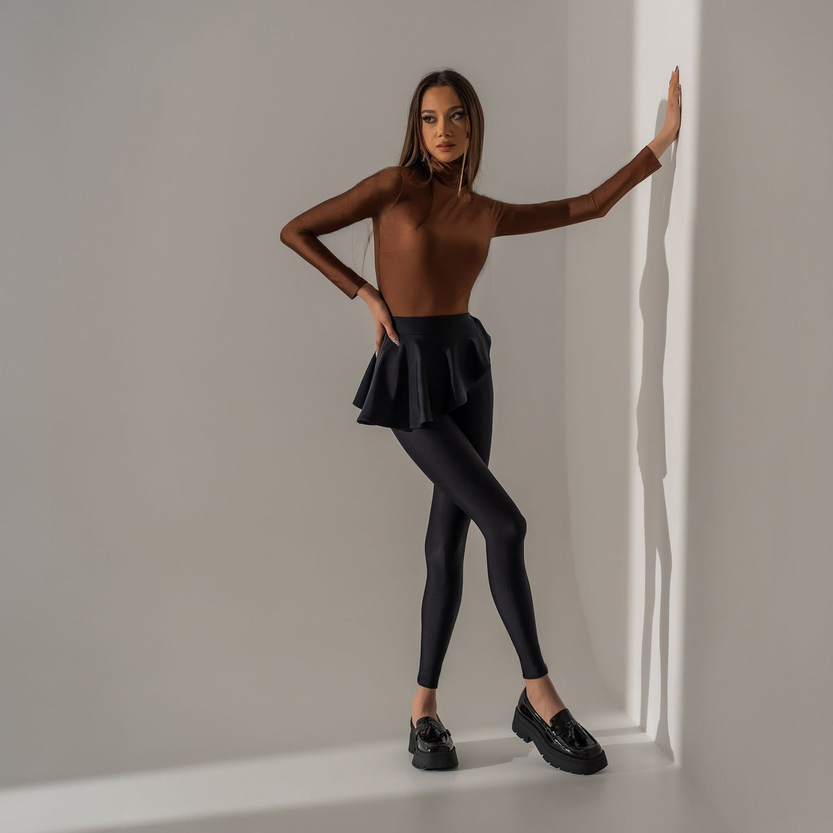 pantaloni damă negri din lycra cu volan în talie, cod P102