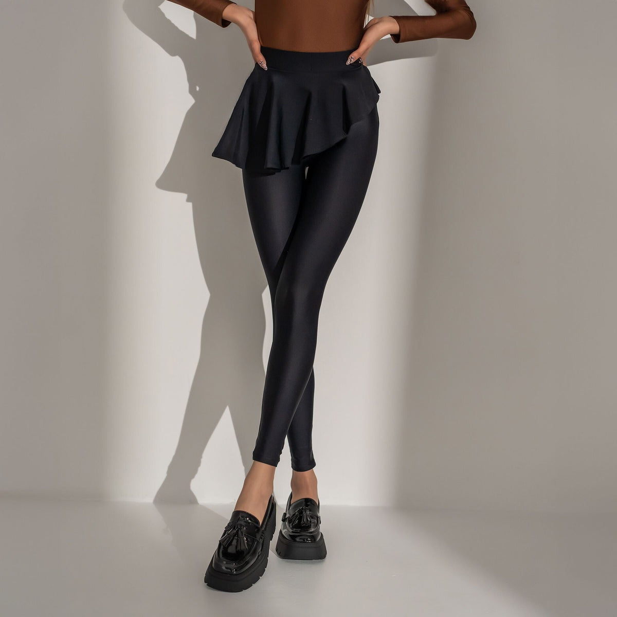 Pantaloni eleganți negri pentru damă cu volan în talie, model P102 