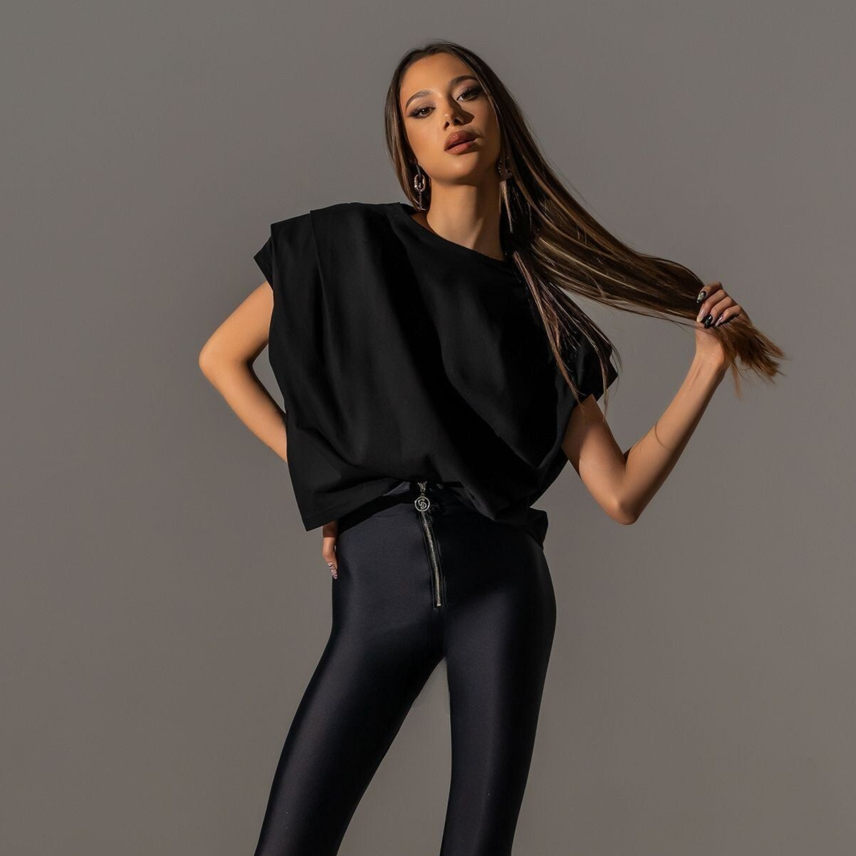 Tricou dama negru cu umeri supradimensionati
