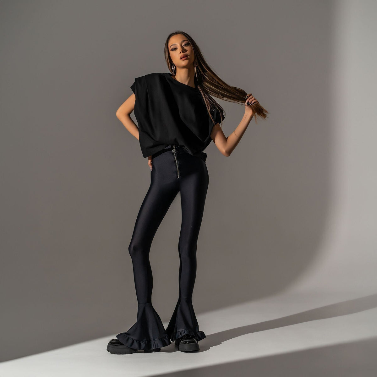 Pantaloni evazați Carolina D din lycra neagră cu volane la bază