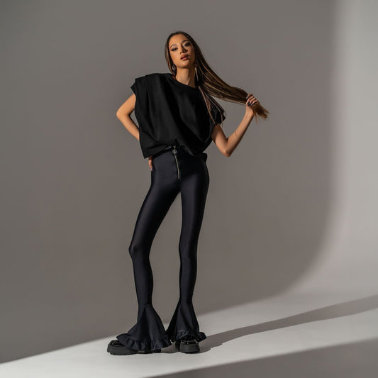 Pantaloni evazați Carolina D din lycra neagră cu volane la bază
