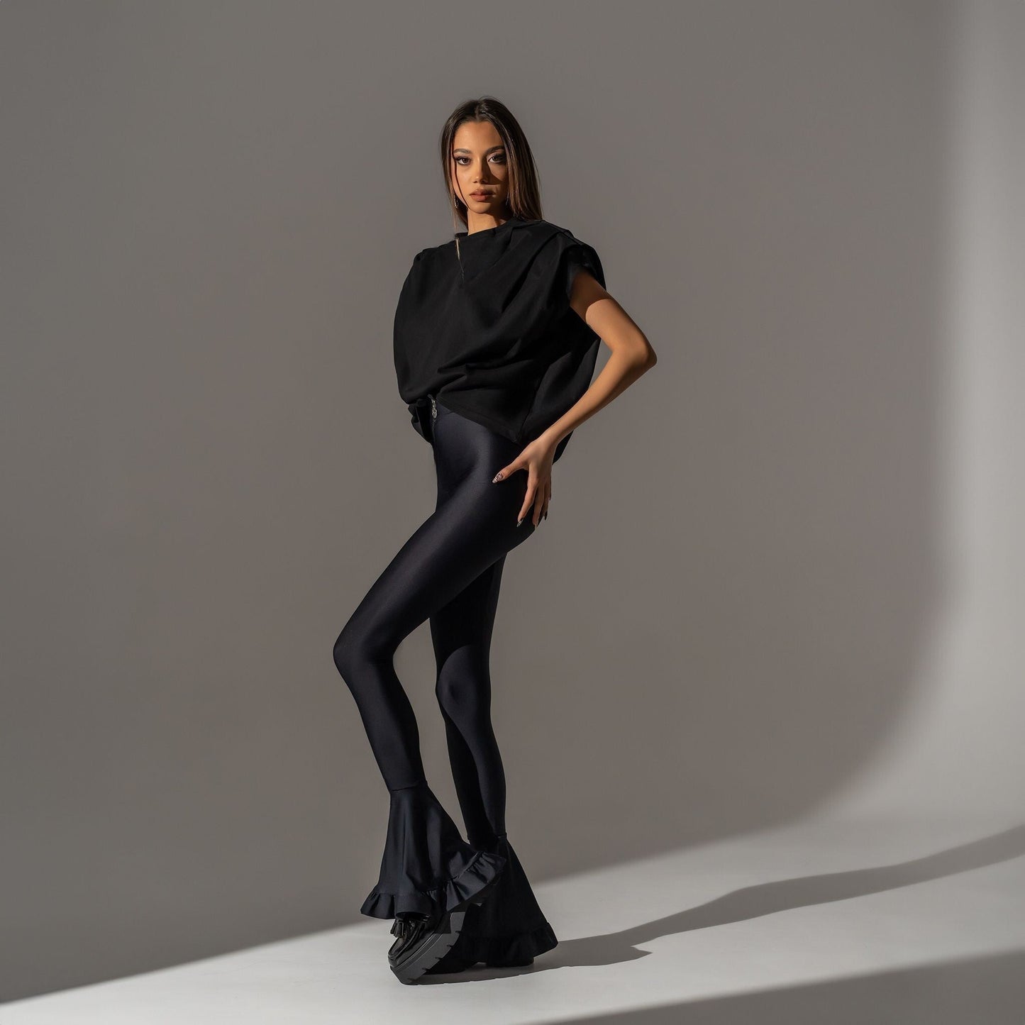 Tricou dama negru cu umeri supradimensionati