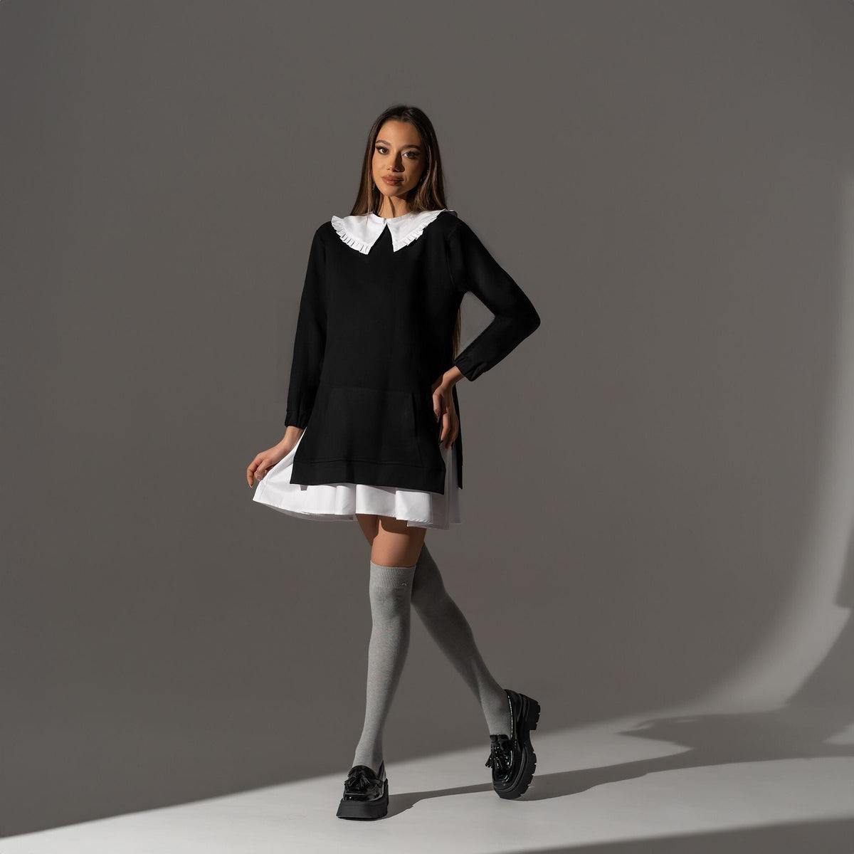 Rochie hanorac dama cu guler si fusta detasabile din poplin alb Hanorac negru din bumbac cu fusta detasabila din poplin Rochie hanorac dama in 3 piese, inchidere cu nasture la spate