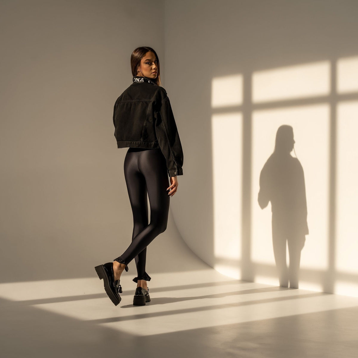 Detaliu volane pe colanti dama modelatori
