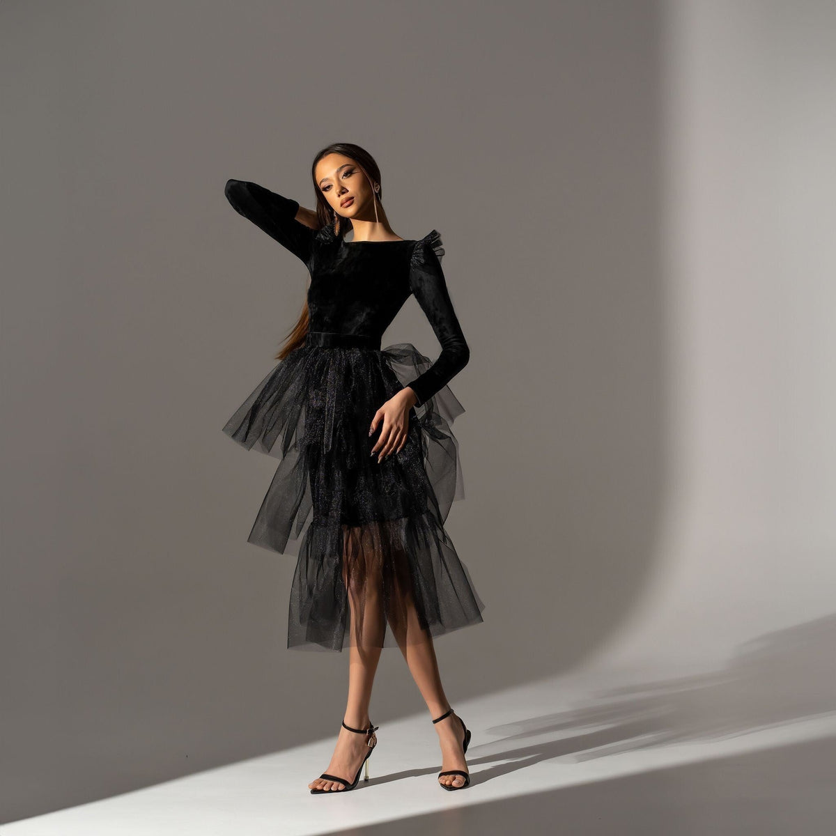 Rochie neagra eleganta cu fermoar metalic la spate