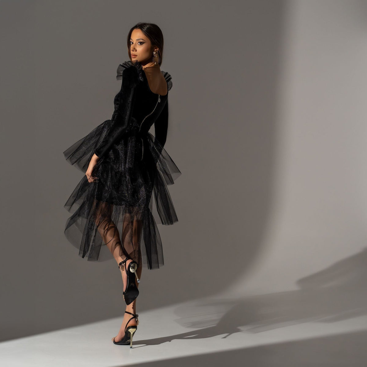 Rochie neagra din catifea cu volane din tulle