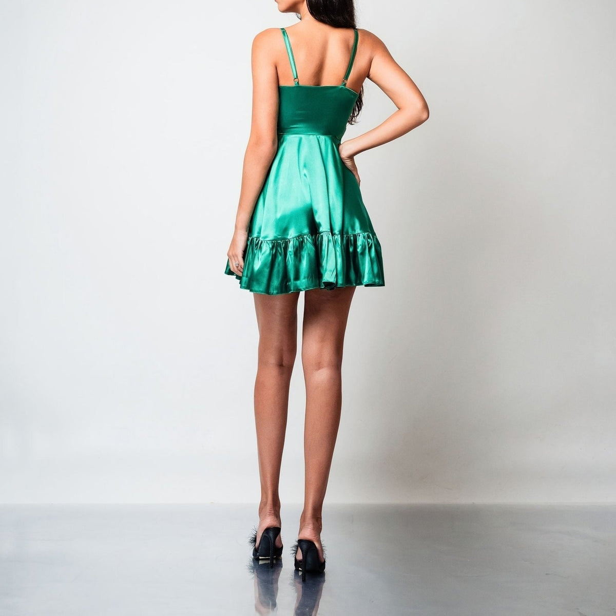 Rochie scurta din satin verde cu fusta clos si volan Valerie - Tratamente pentru par Lenjerie sexy