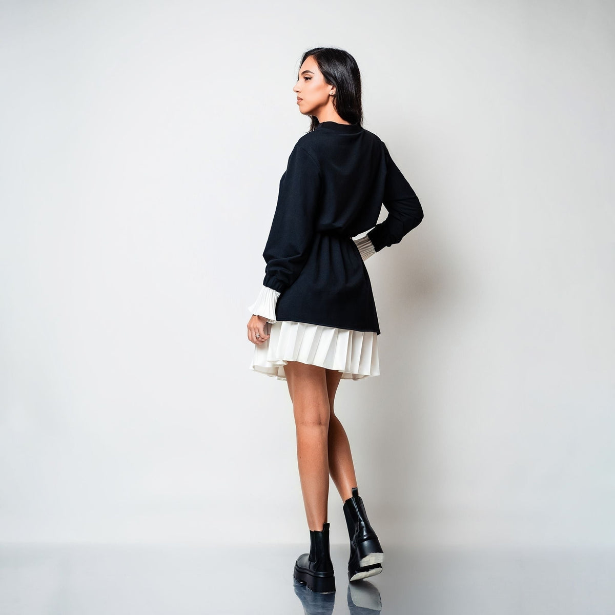 Rochie hanorac din bumbac negru cu fustă albă detașabilă, purtată de model 