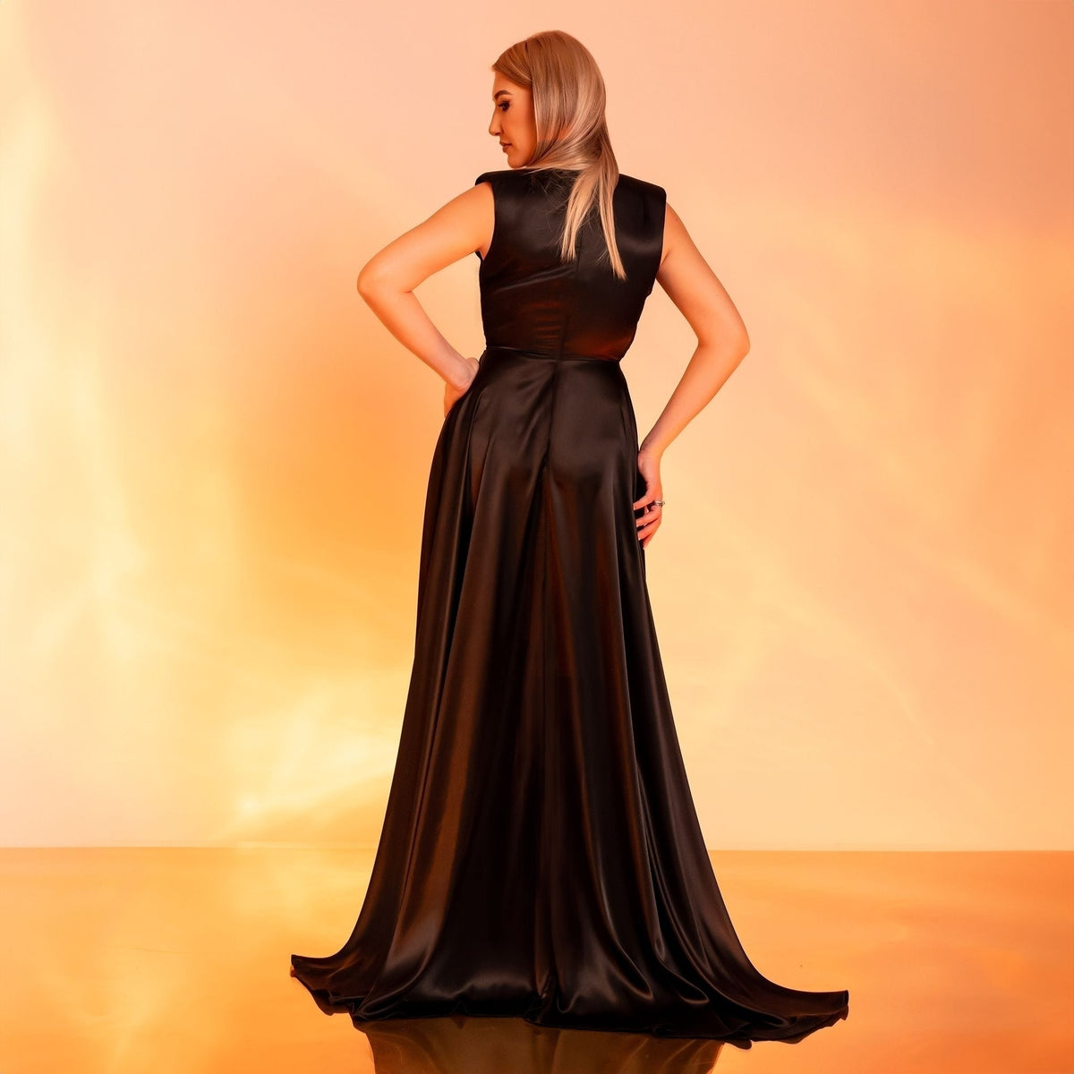 Rochie neagra lunga din satin cu nod in talie si despicatura London - Tratamente pentru par Lenjerie sexy