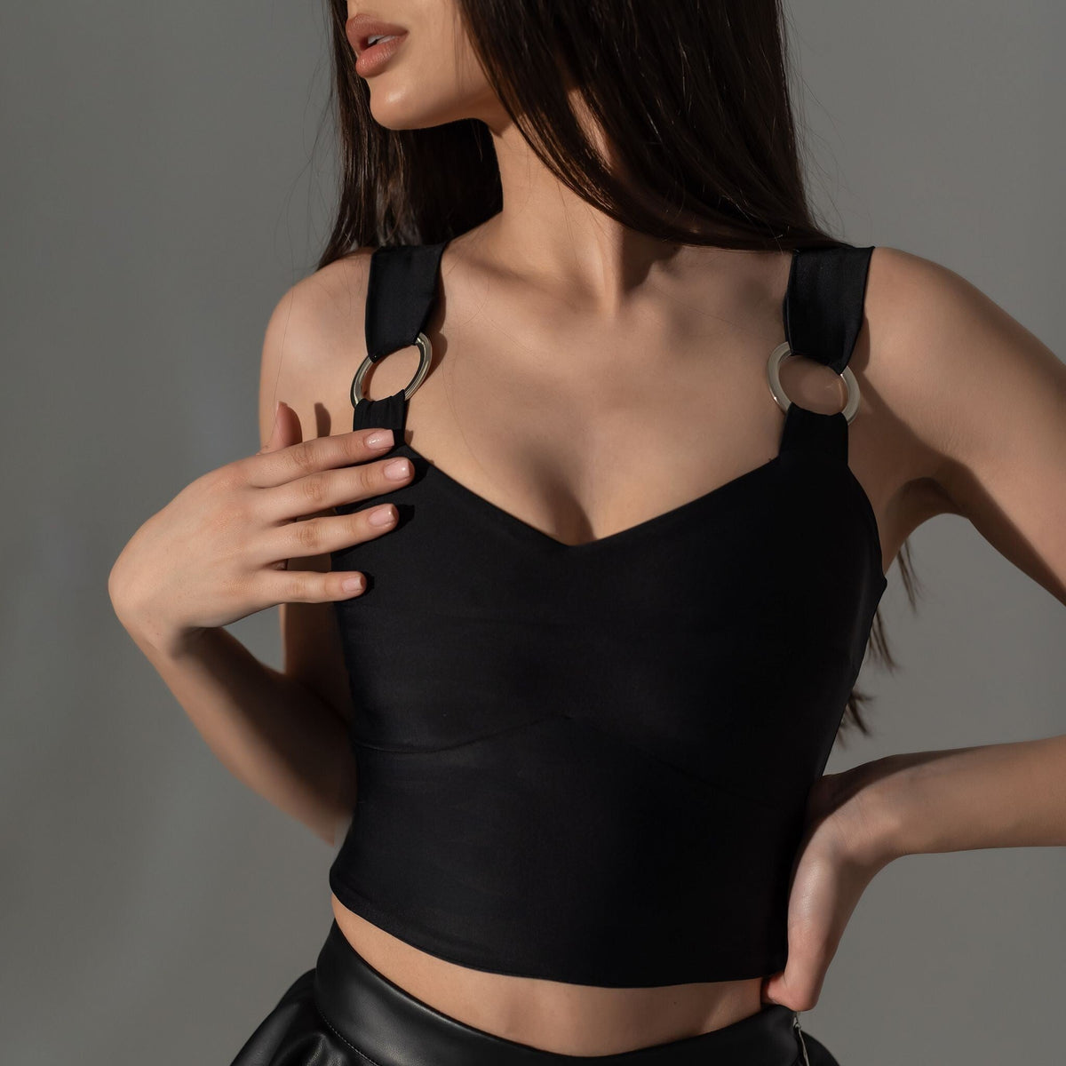 Detaliu inele metalice la top dama din lycra