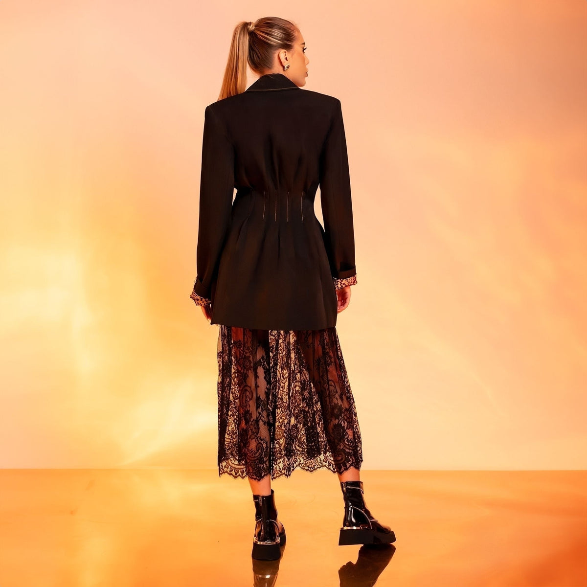 Sacou dama oversized negru cu umeri structurati si cusaturi decorative