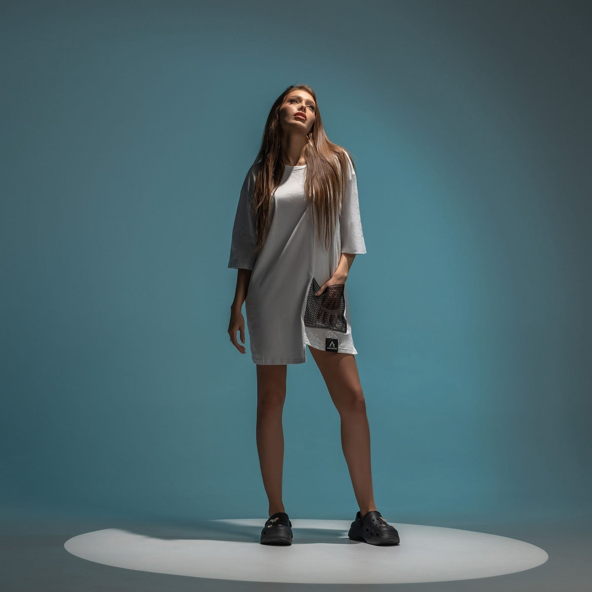 Tricou oversized unisex alb cu umăr căzut și croială long line