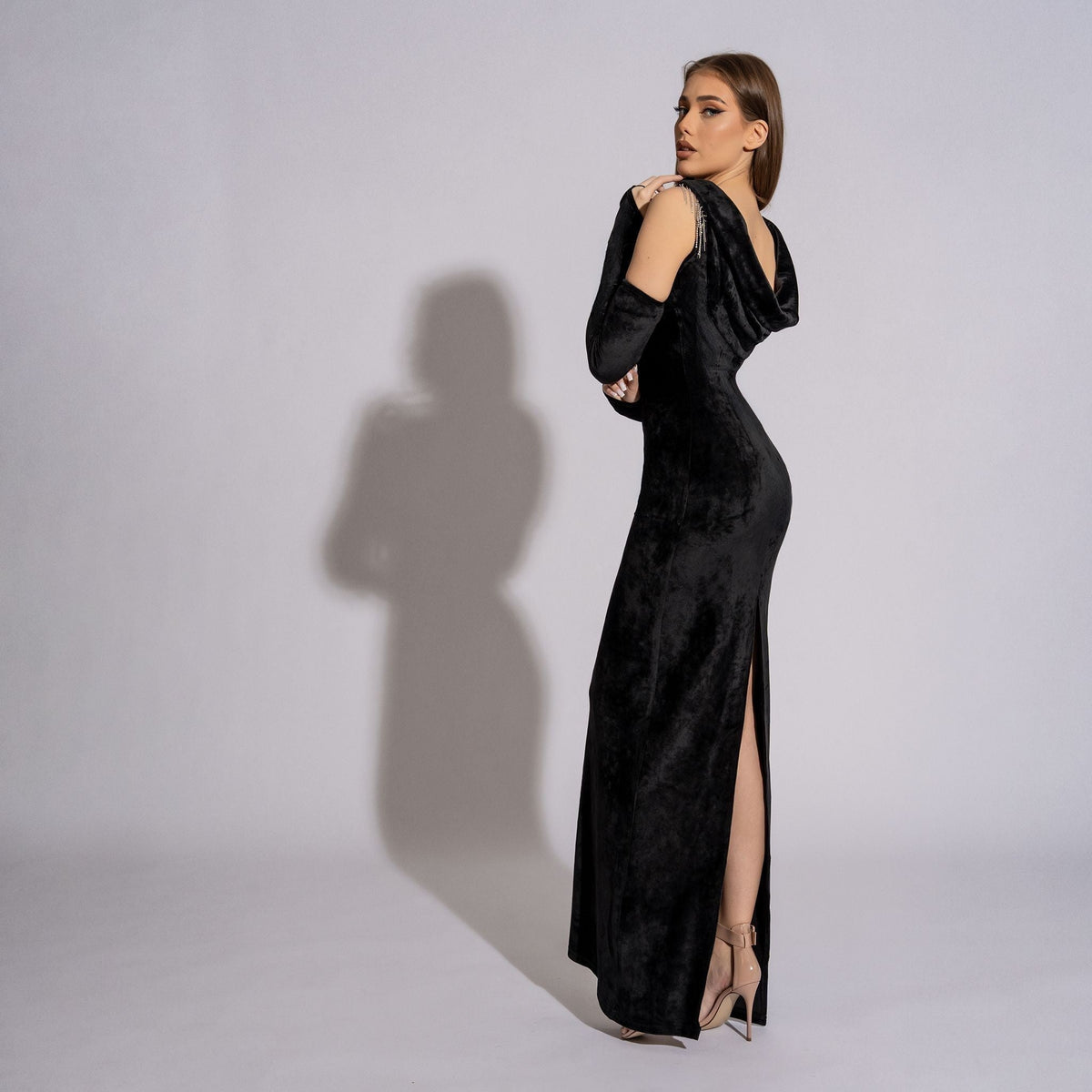 Rochie elegantă neagră cu șliț la spate și franjuri din cristale pe umeri