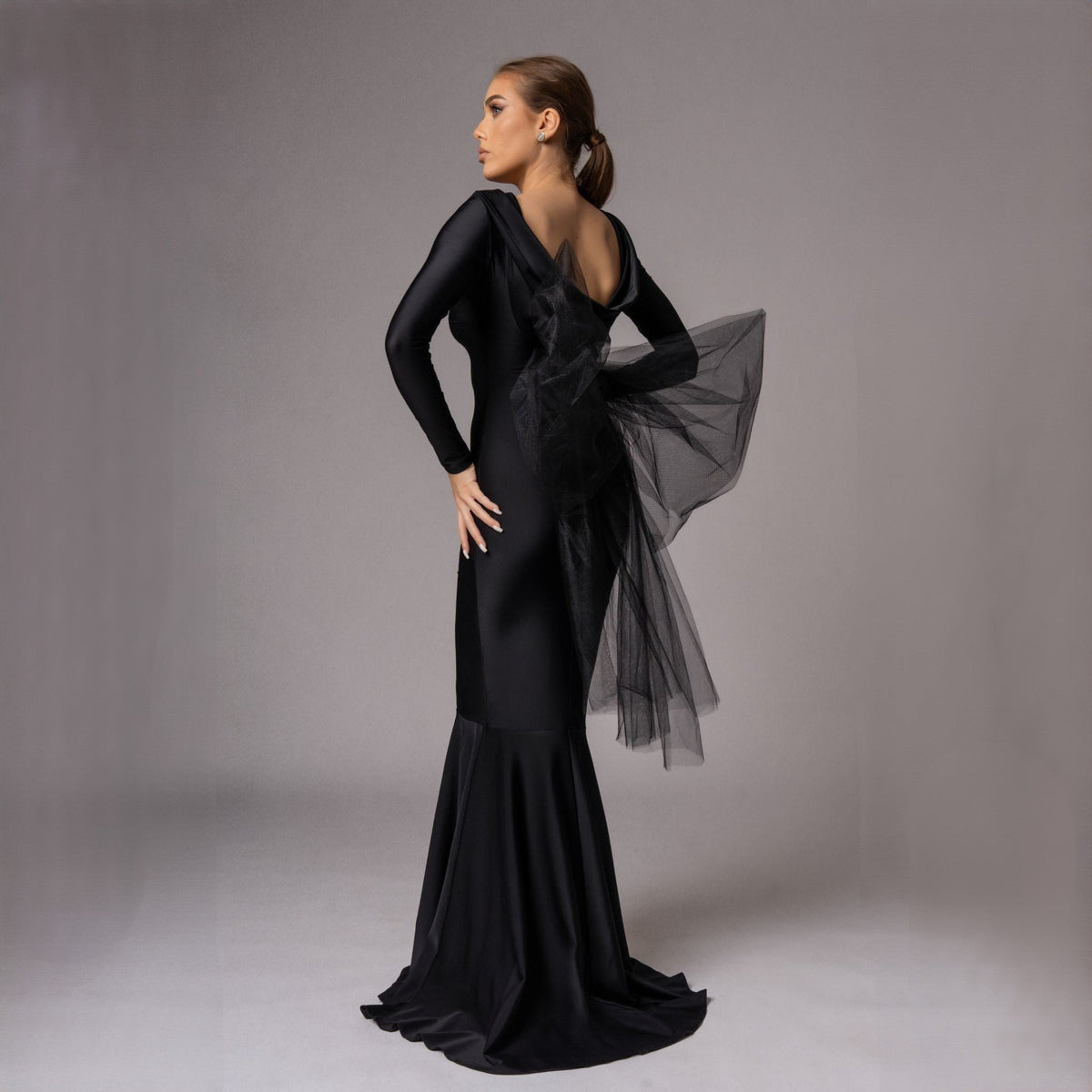 Rochie neagră tip sirenă Carolina D cu fundă supradimensionată din tulle