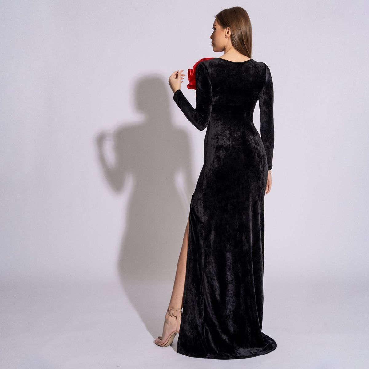 Rochie Frida din catifea cu croiala care contureaza silueta 