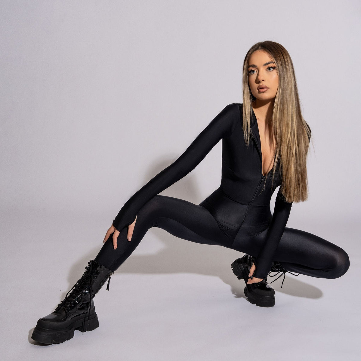Salopetă damă modelatoare cu pantaloni decupați și detalii cu fermoare ascunse 